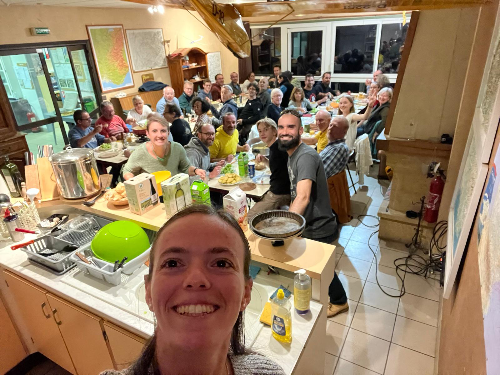 Une salle bien remplie pour le repas de clôture - A packed house for the final meal - Ein volles Haus bei der letzten Mahlzeit